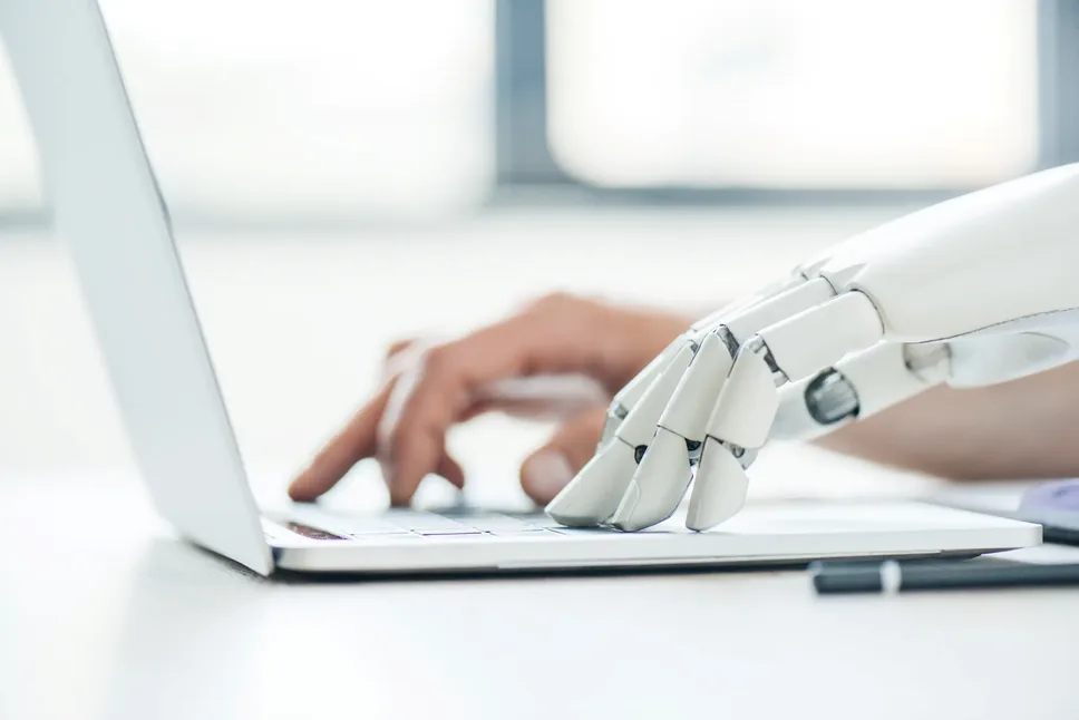 Intégration de l’intelligence artificielle dans un logiciel sur mesure pour automatiser les tâches et analyser les données