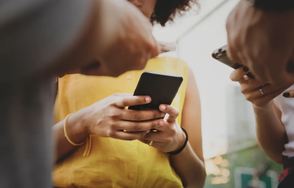 Personne consultant du contenu sur son téléphone